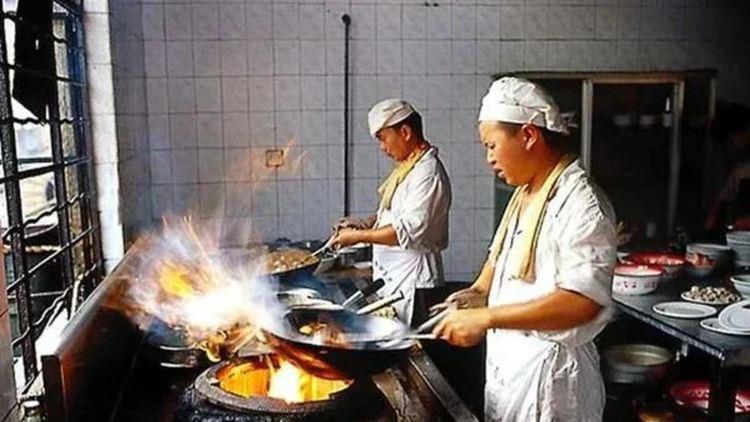 一边打，一边骂道：你这个成事不足，败事有余的混账东西。